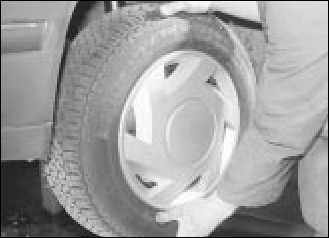 Рис.6.18 Контроль износа в подшипниках ступицы производится покачиванием поднятого колеса.